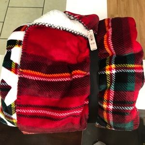 NEW VICTORIA SECRET SHERPA BLANKET